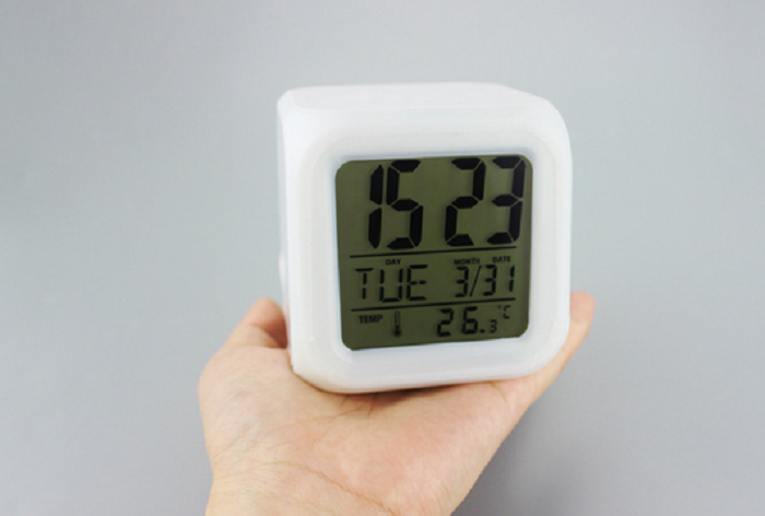 Réveil numérique lumineux LED avec sublimation personnalisable – Image 2